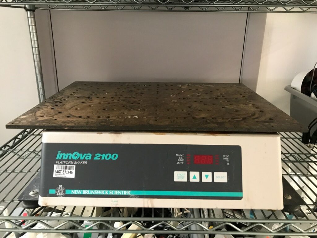 New Brunswick Scientific Innova 2100 Benchtop Platform Shaker ...