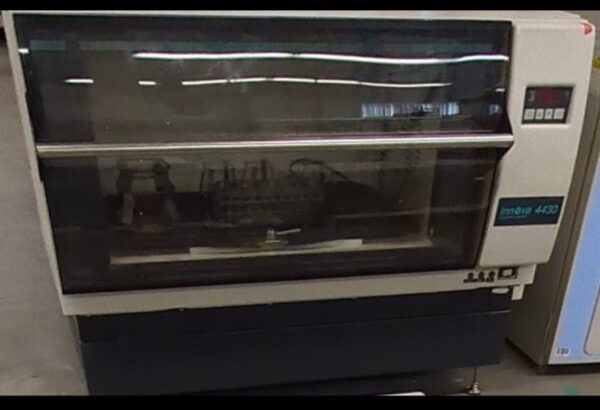 New Brunswick Scientific INNOVA 4430 Incubated Shaker