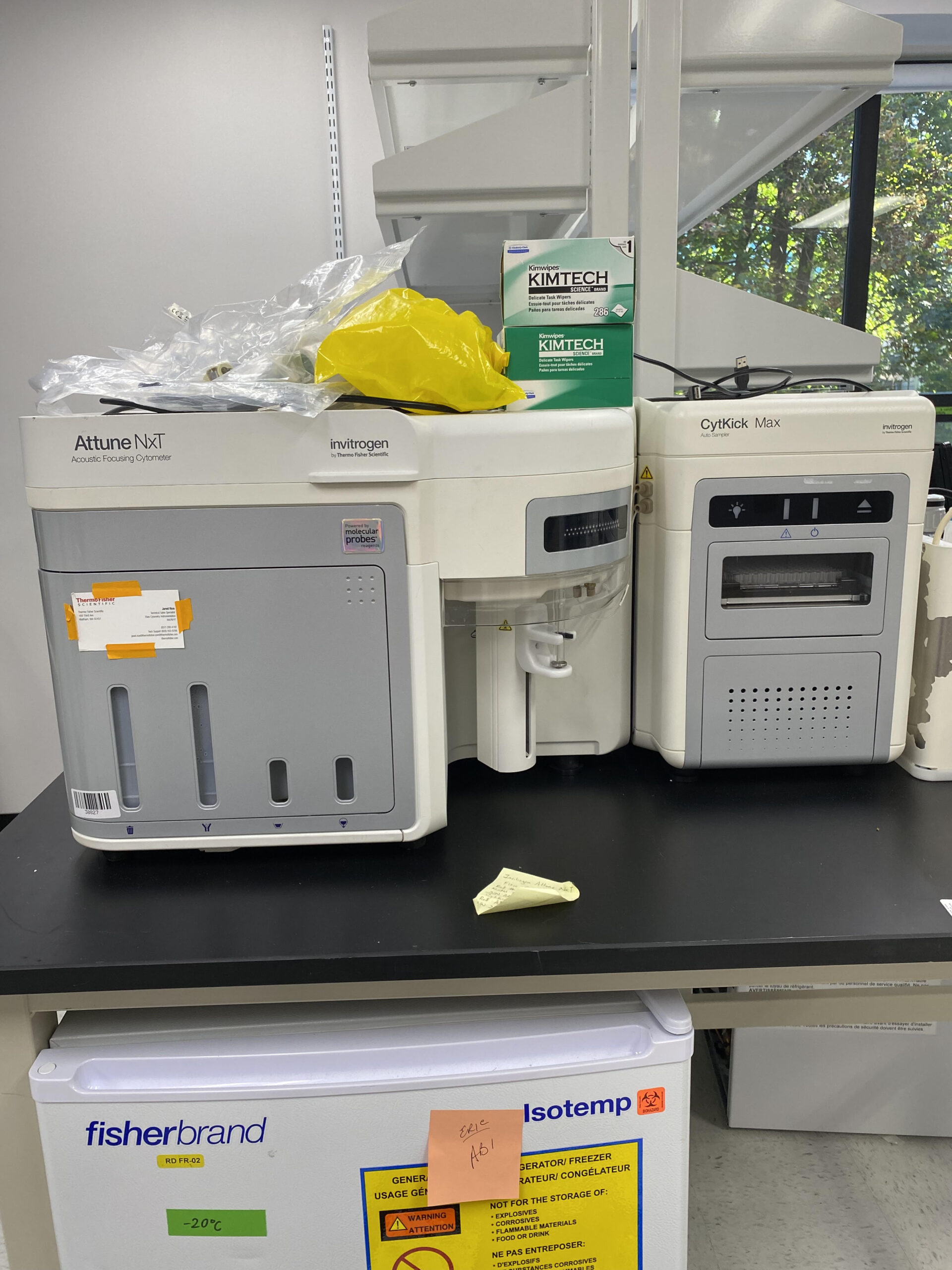 Invitrogen CytKick MAX auto sampler with Attune Autosampler